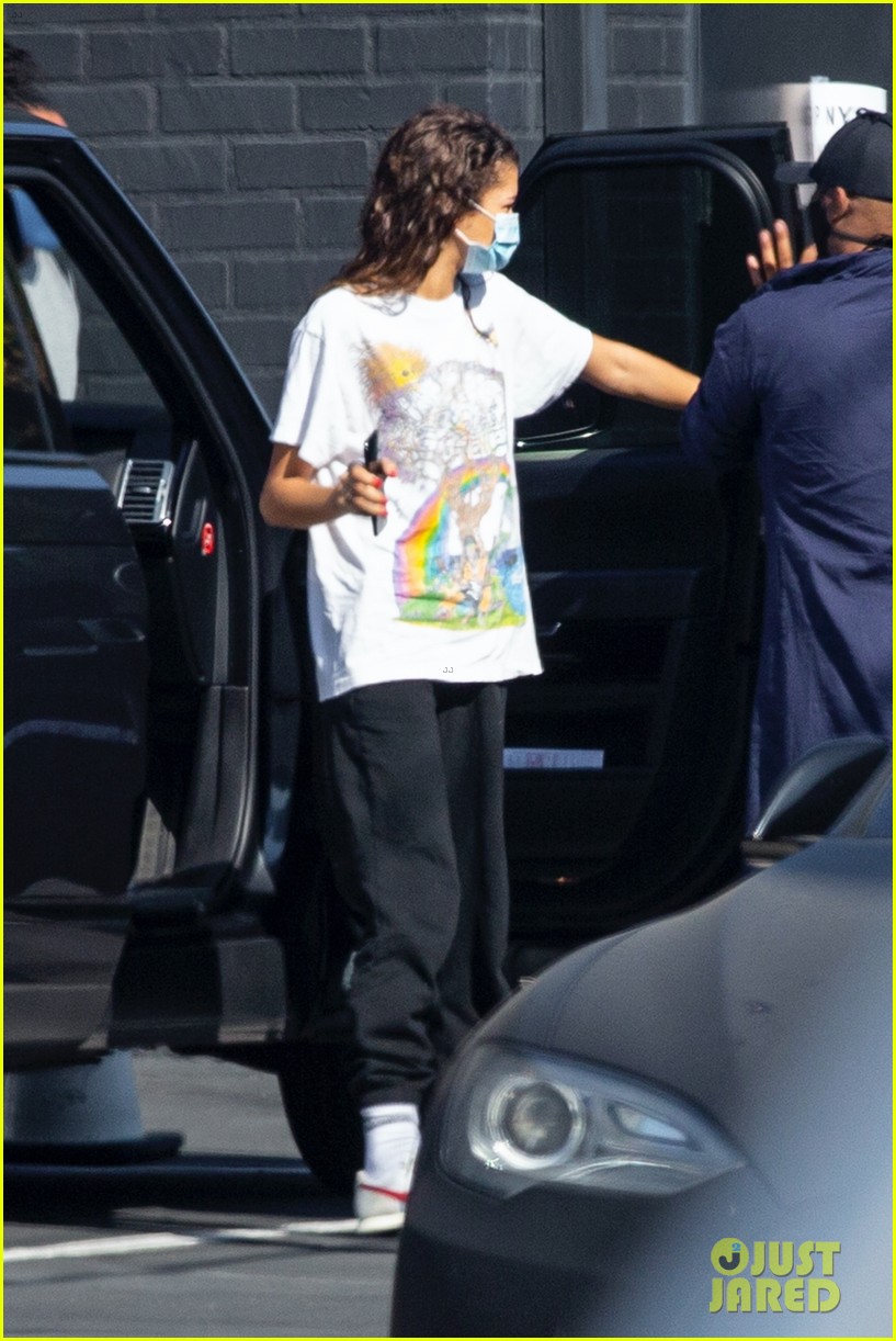 Zendaya Returns to a Work in L.A. After Emmys Win! | Photo 1298960