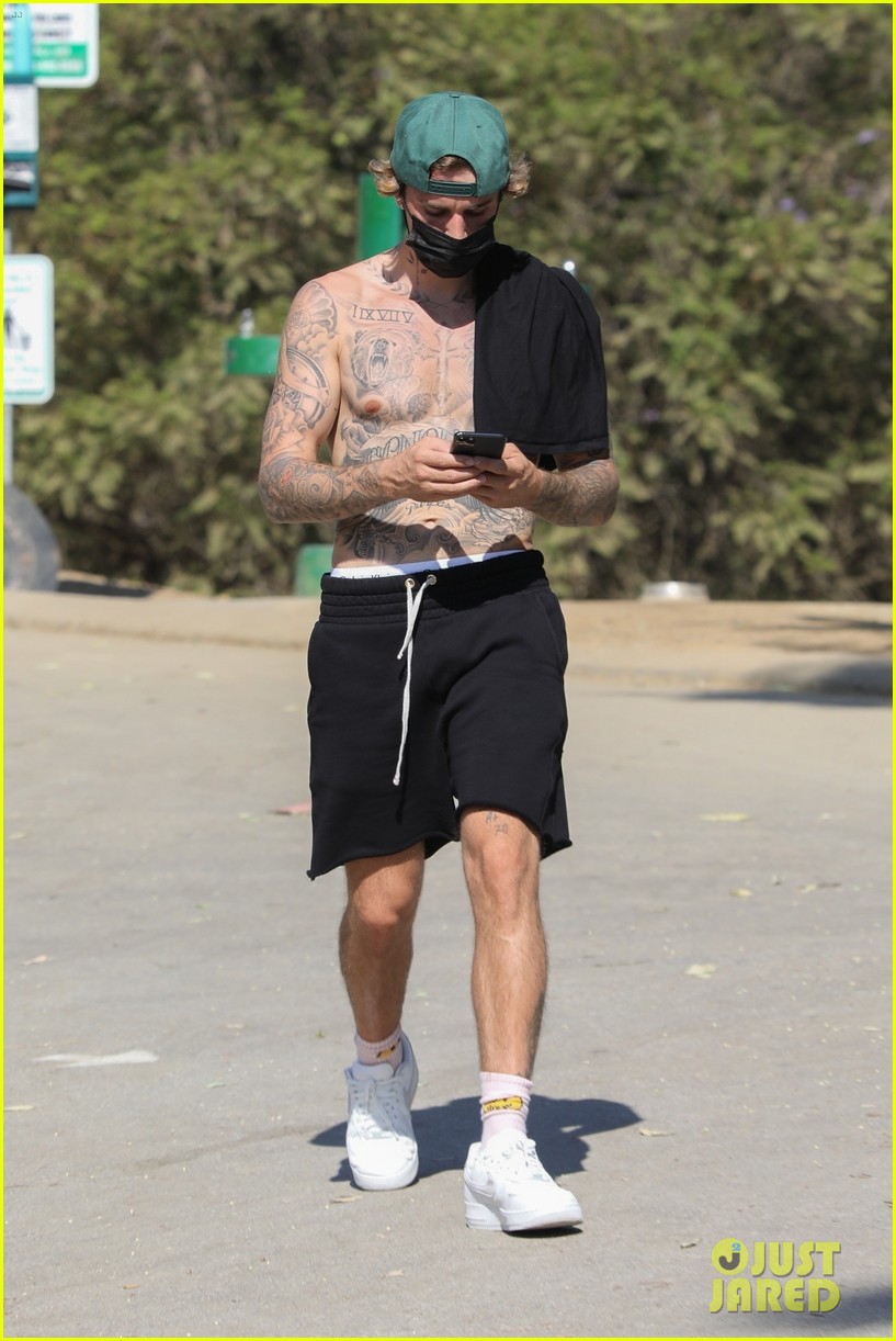 justin bieber shirtless for hike 01