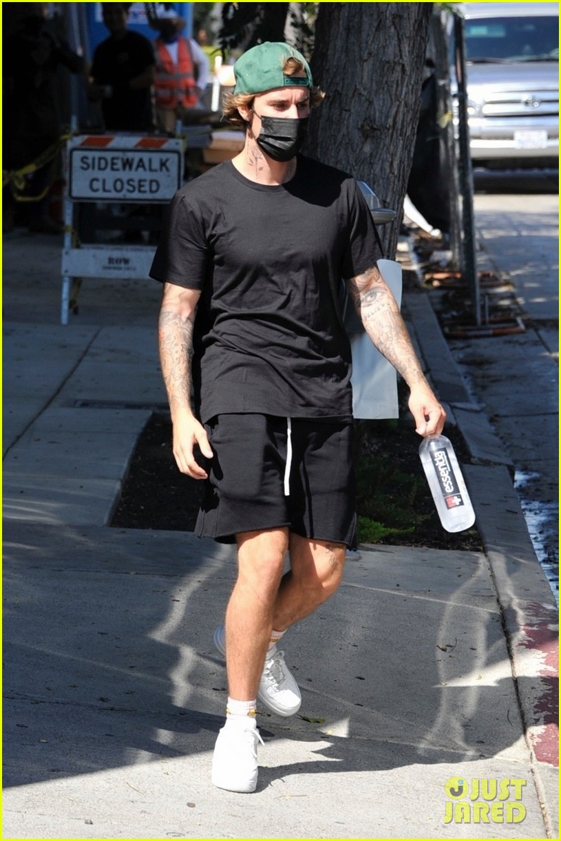 justin bieber shirtless for hike 03
