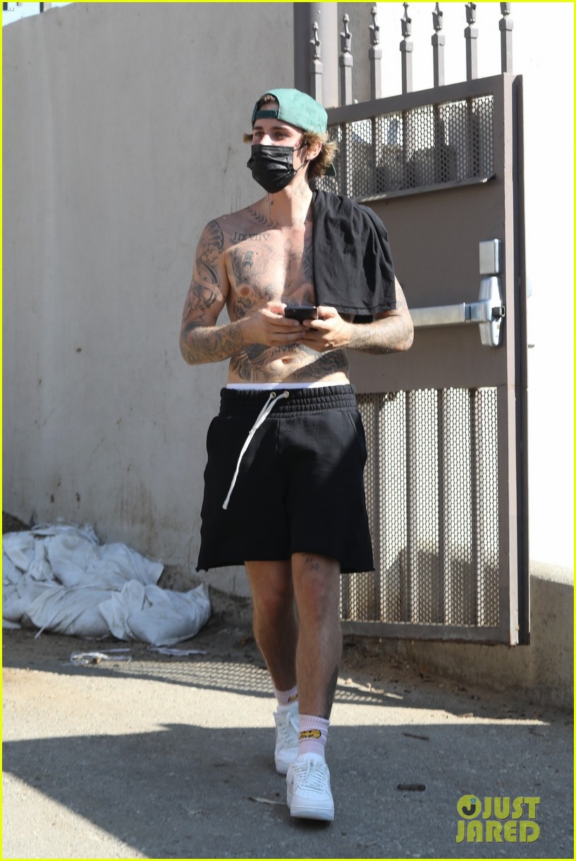 justin bieber shirtless for hike 05
