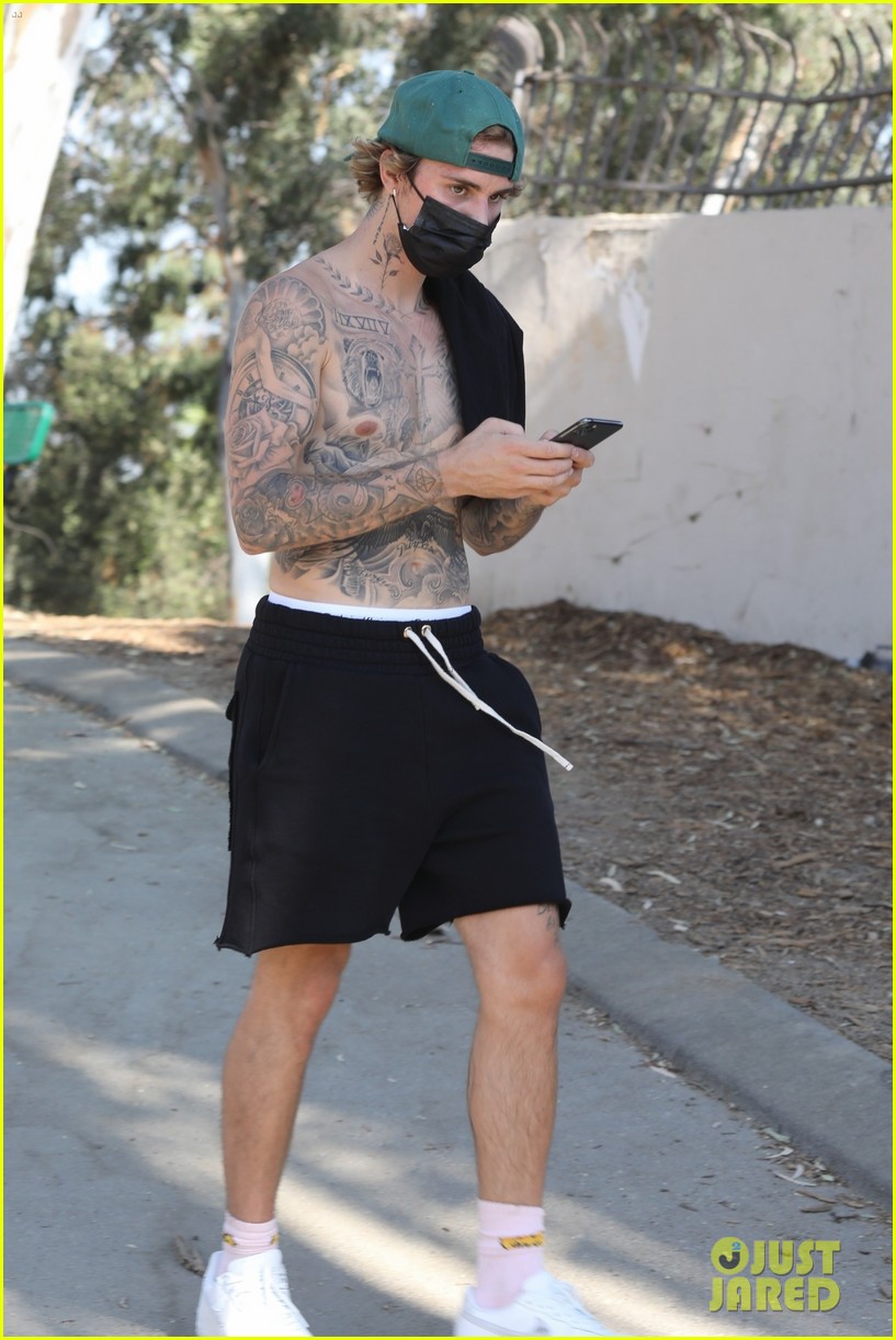 justin bieber shirtless for hike 08