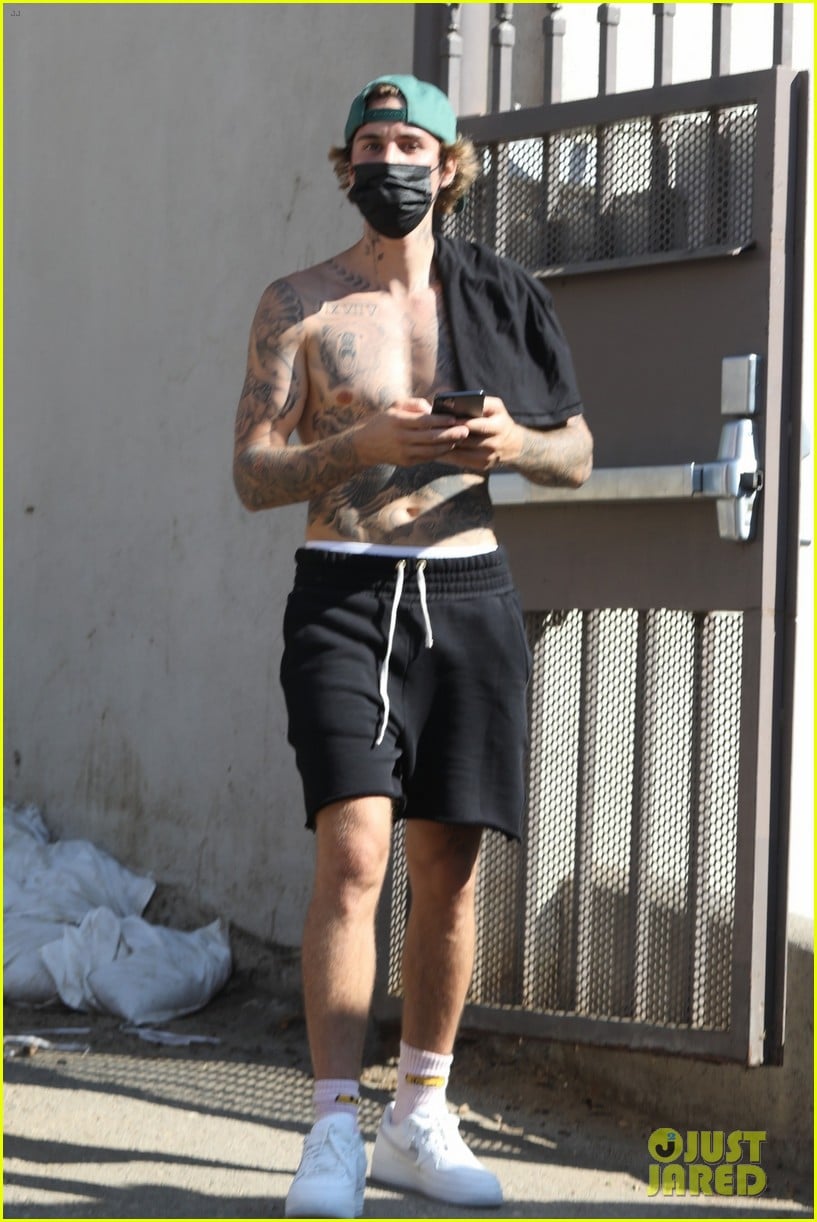 justin bieber shirtless for hike 09