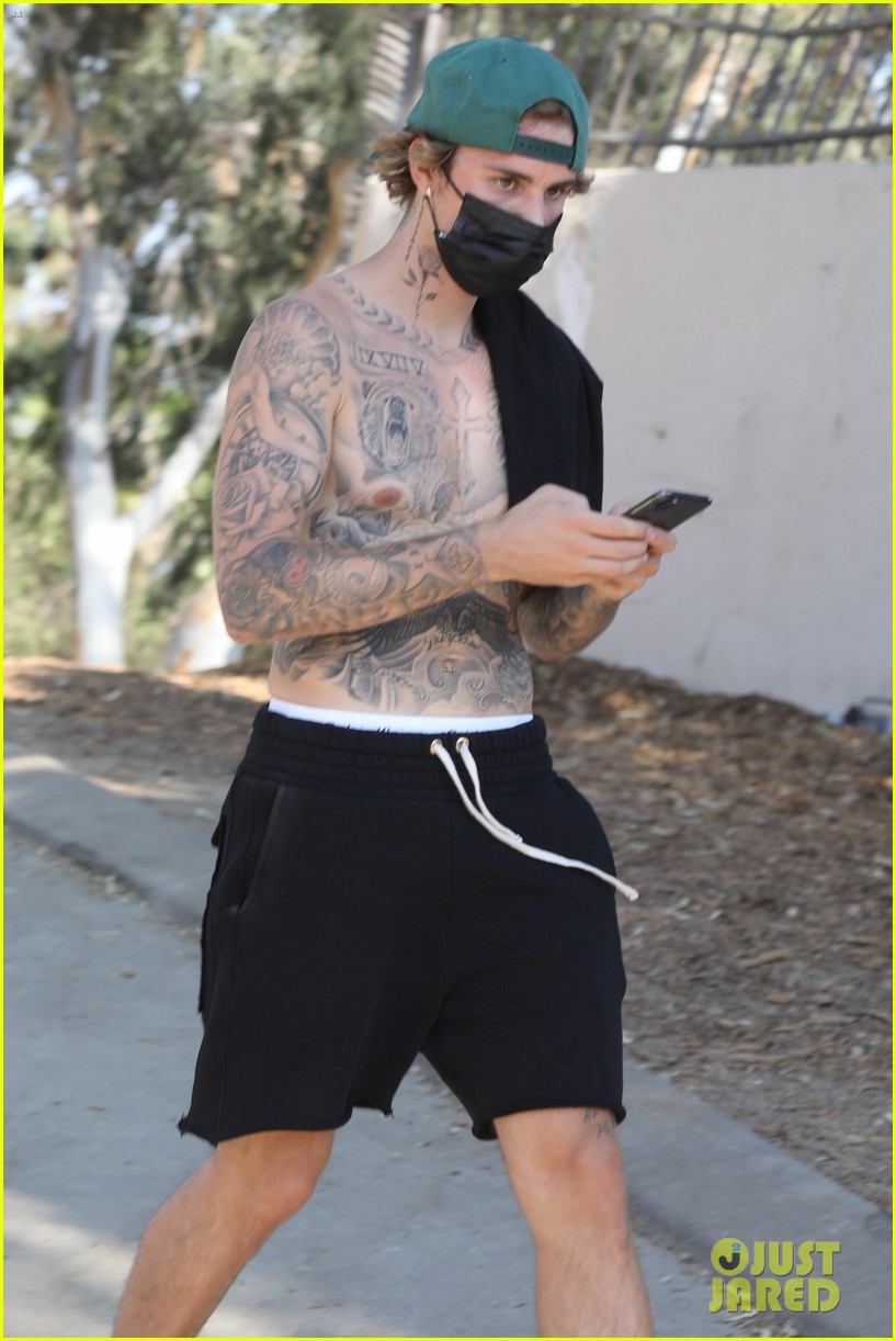 justin bieber shirtless for hike 10