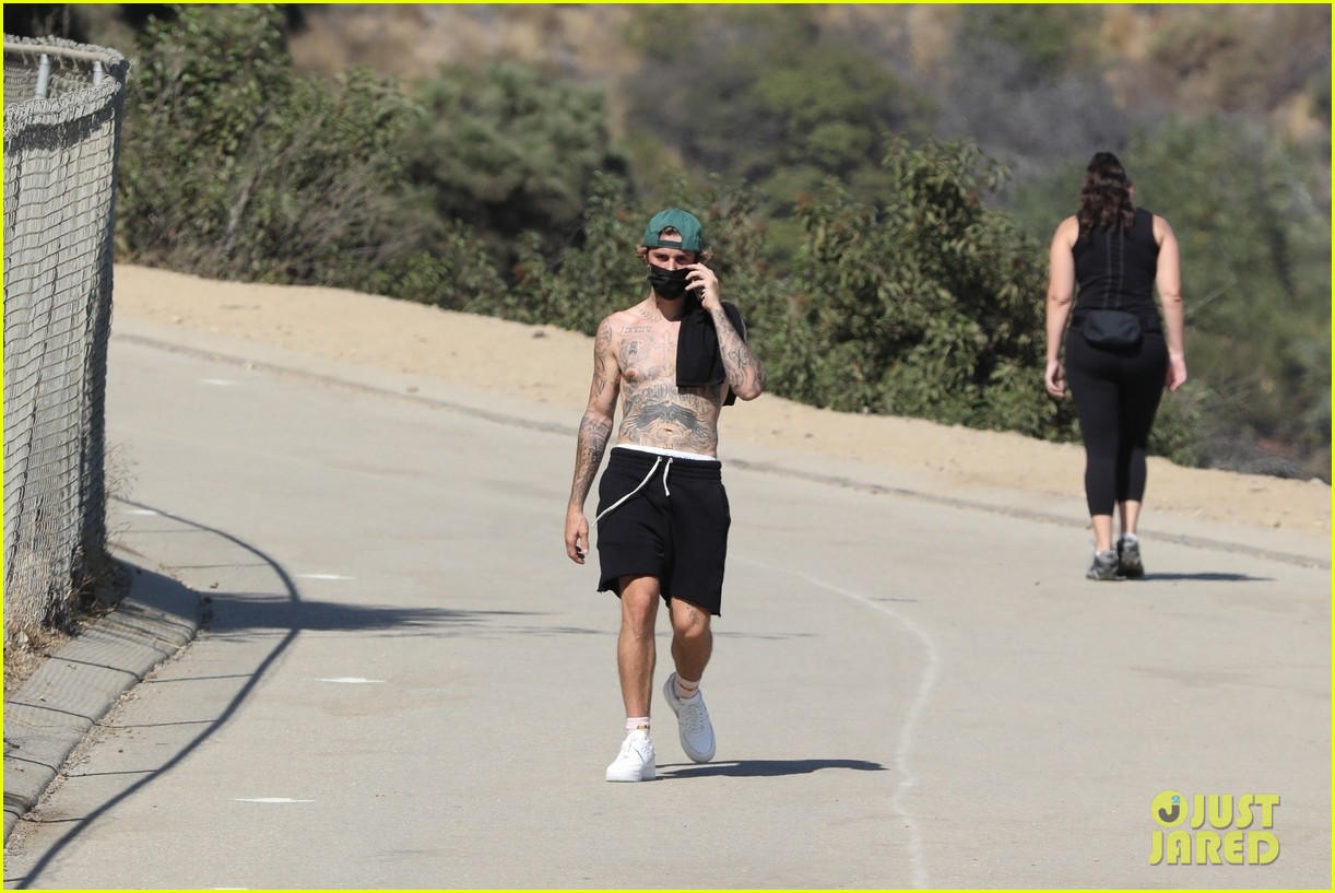 justin bieber shirtless for hike 12