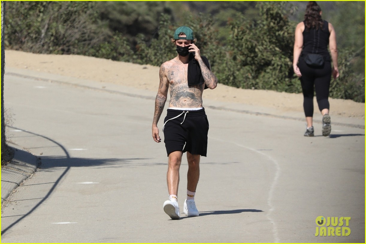 justin bieber shirtless for hike 13