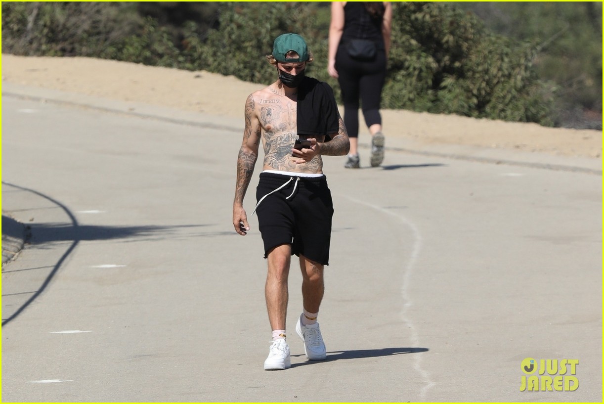 justin bieber shirtless for hike 14