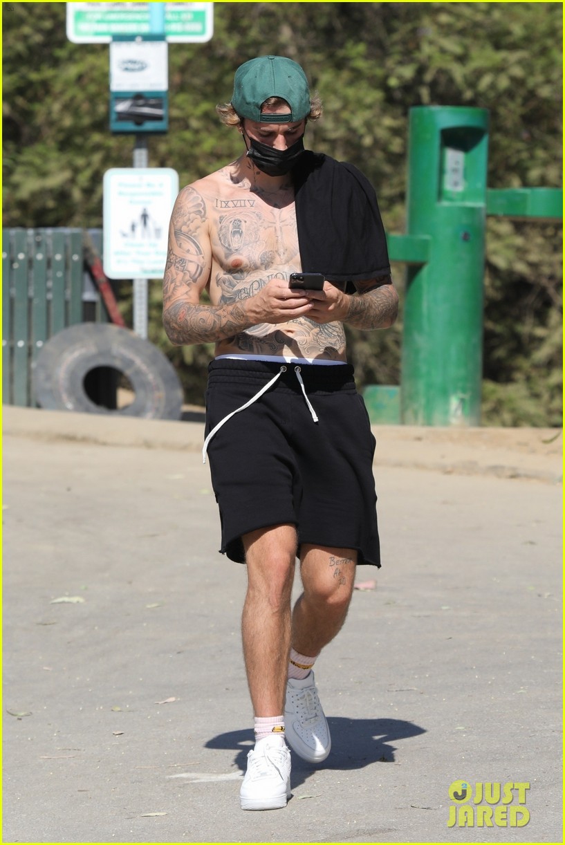justin bieber shirtless for hike 16