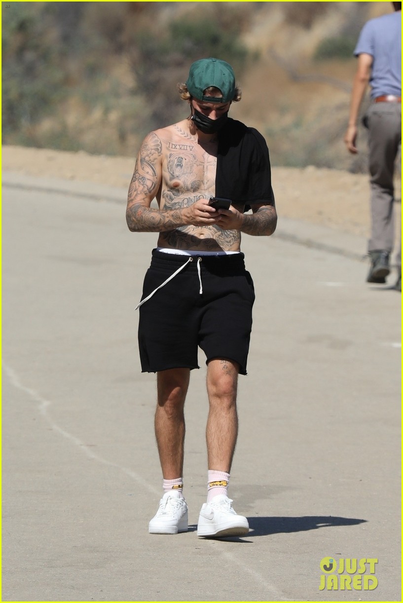 justin bieber shirtless for hike 19