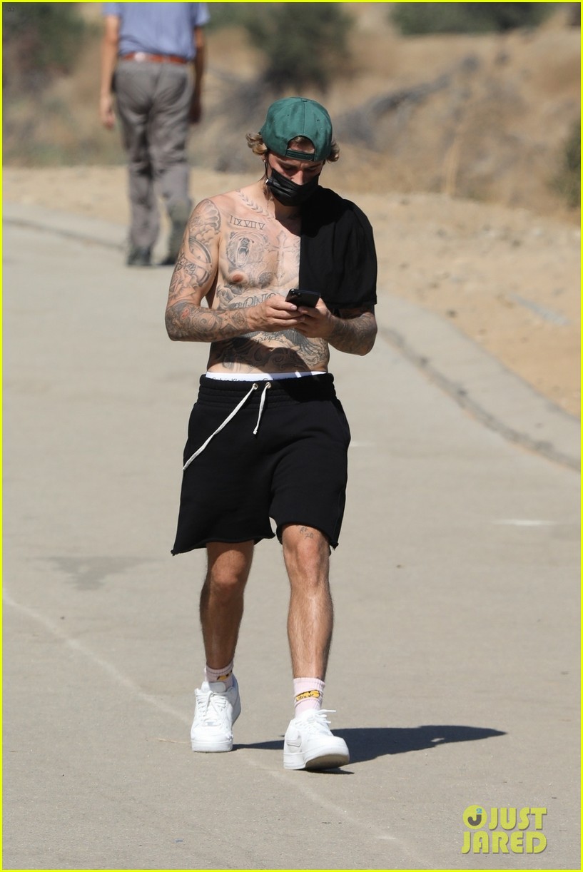 justin bieber shirtless for hike 20
