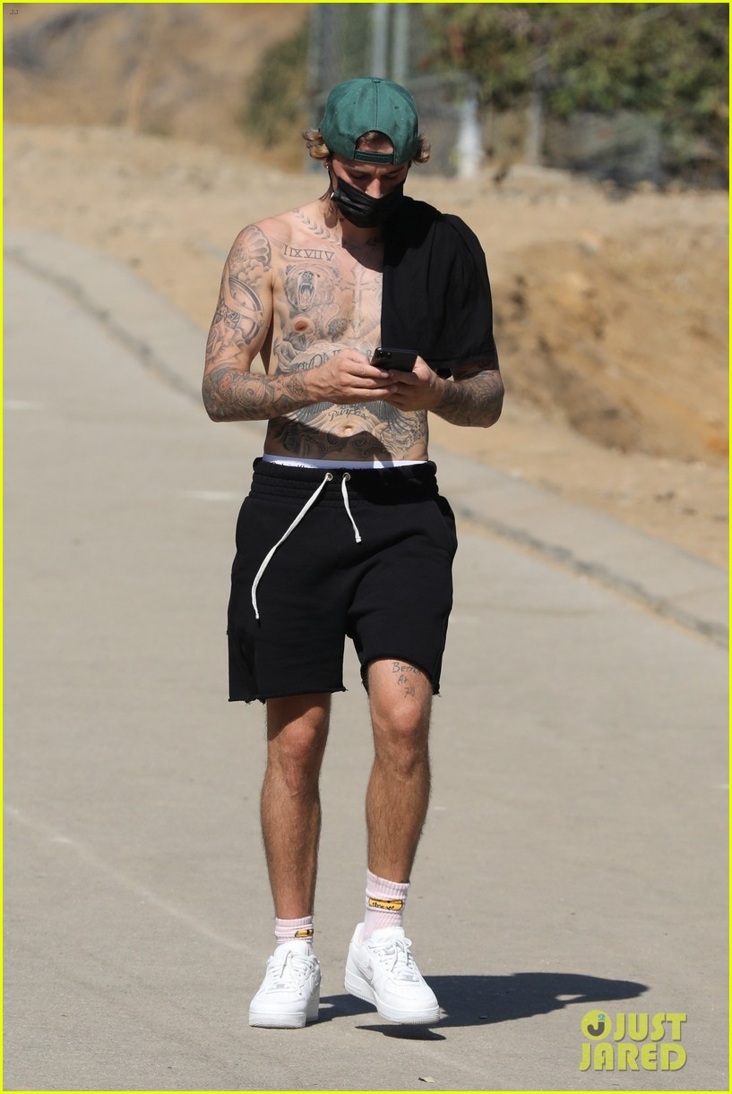 justin bieber shirtless for hike 21
