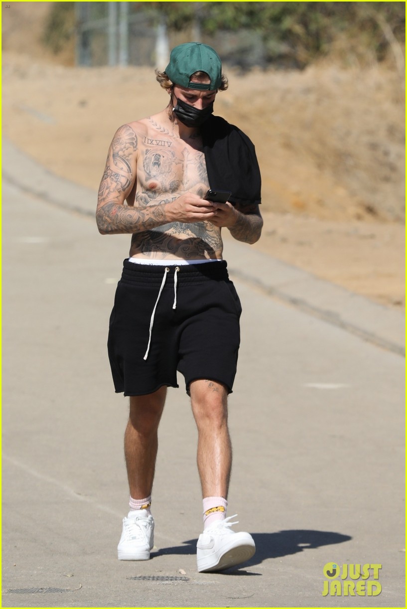 justin bieber shirtless for hike 24