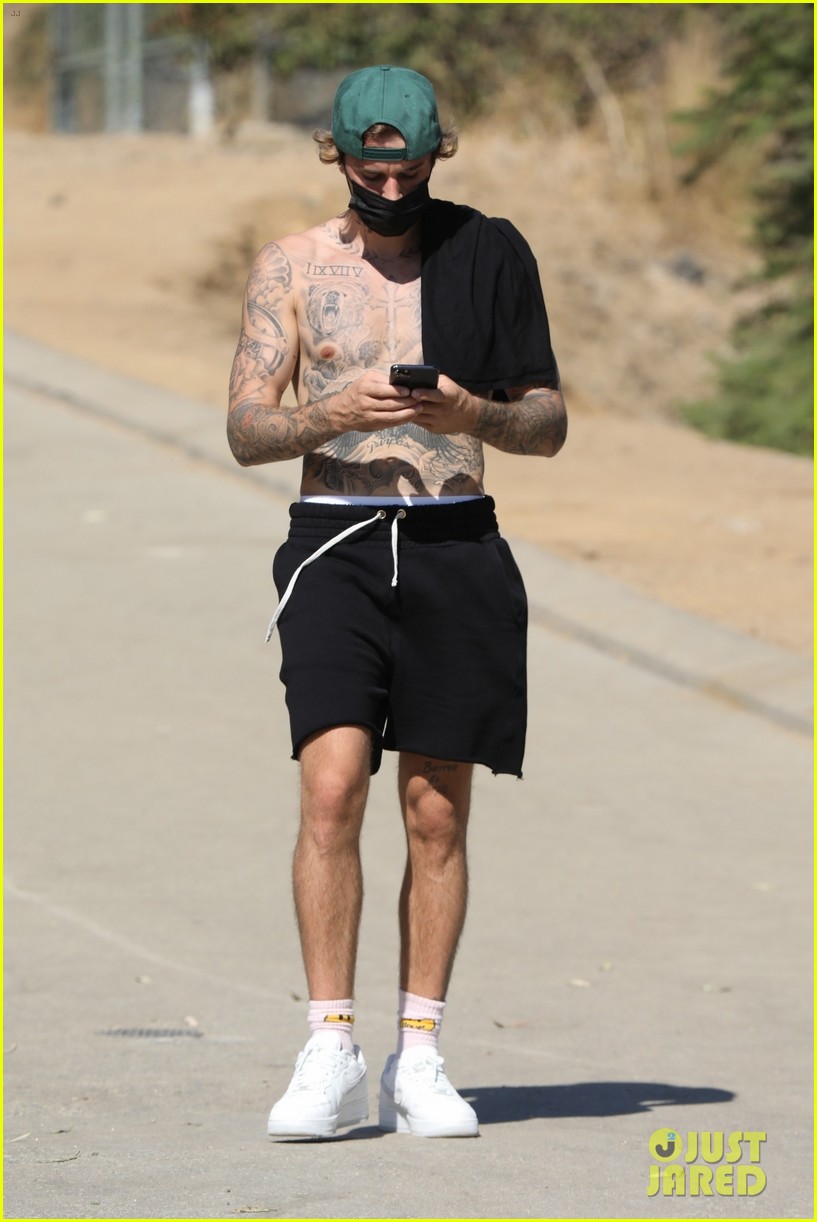 justin bieber shirtless for hike 25