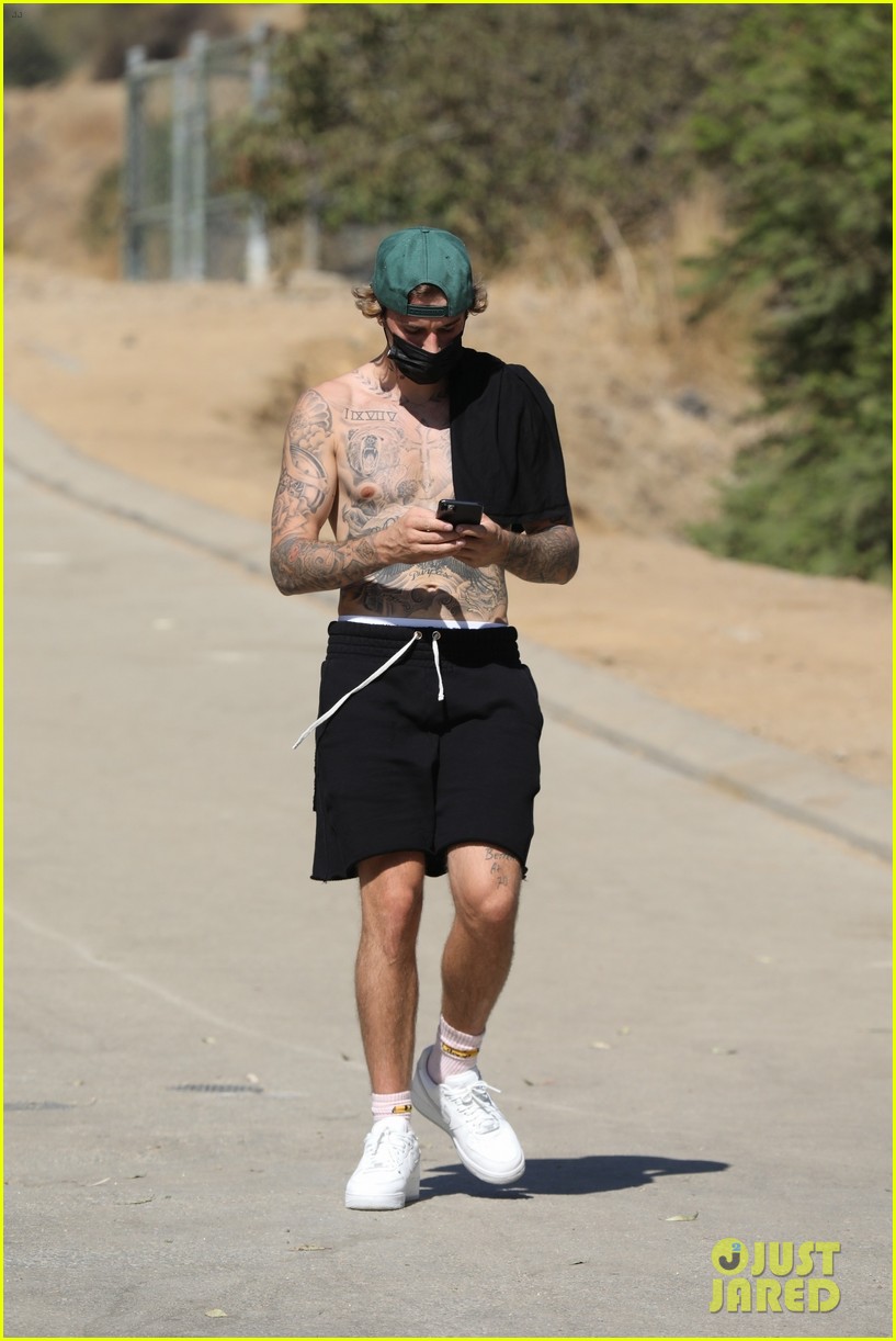 justin bieber shirtless for hike 28