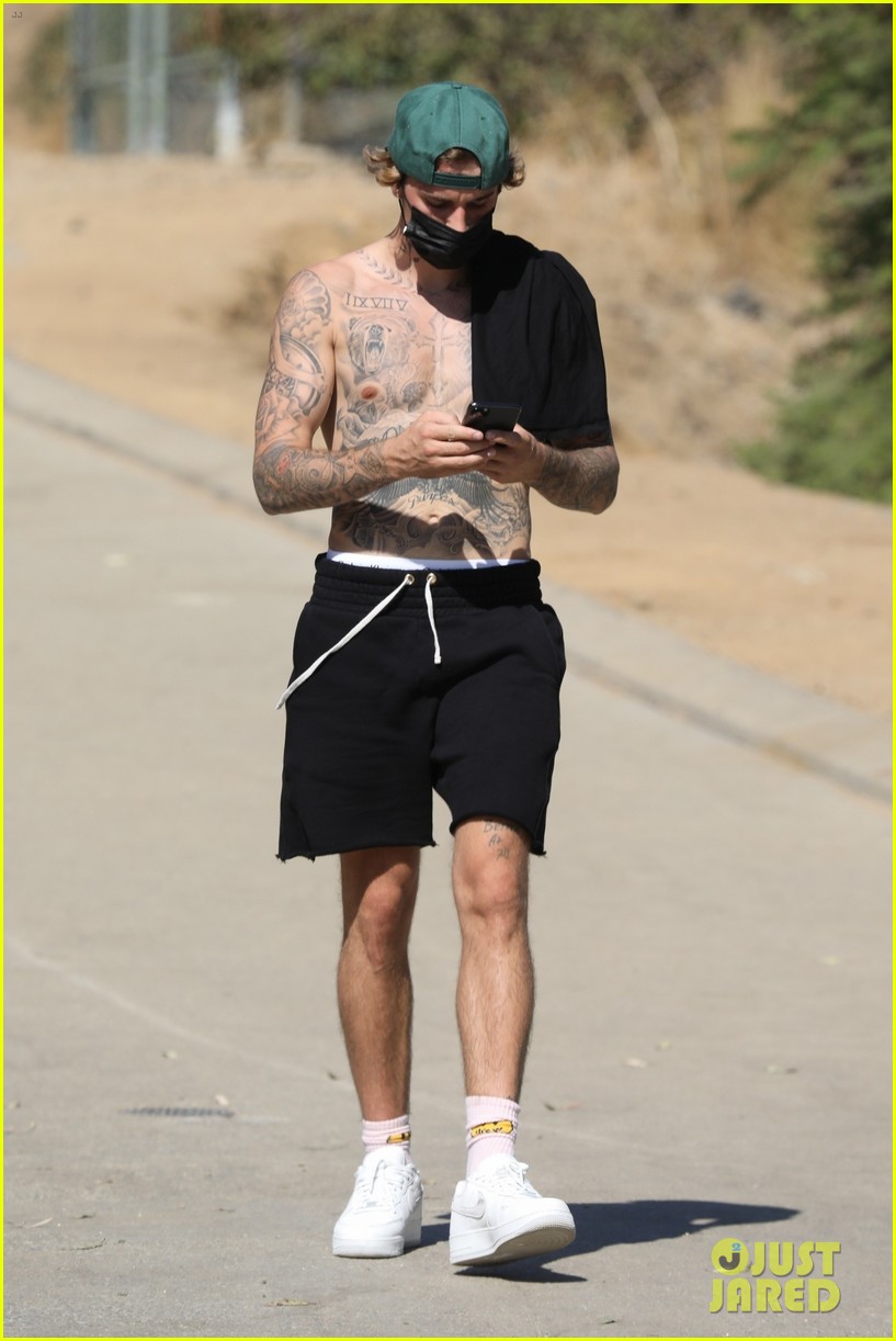 justin bieber shirtless for hike 29