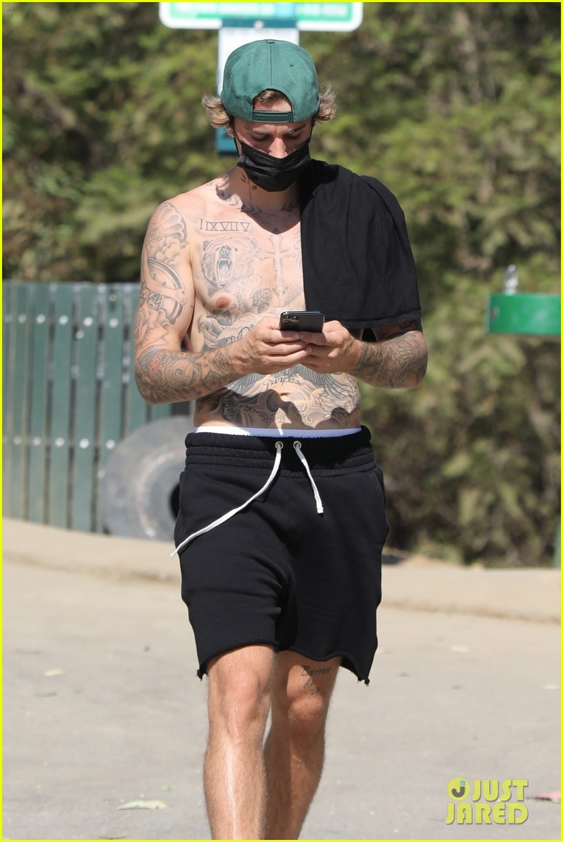 justin bieber shirtless for hike 30