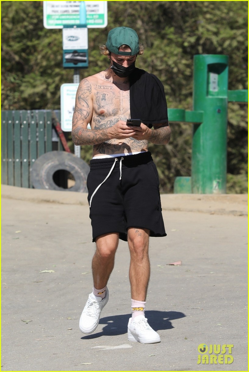 justin bieber shirtless for hike 32