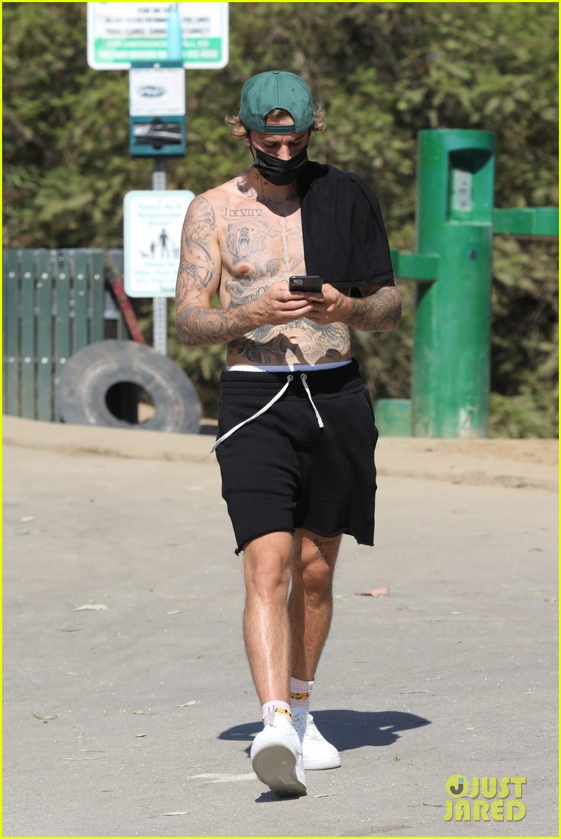 justin bieber shirtless for hike 33