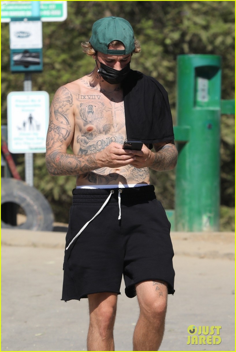 justin bieber shirtless for hike 34