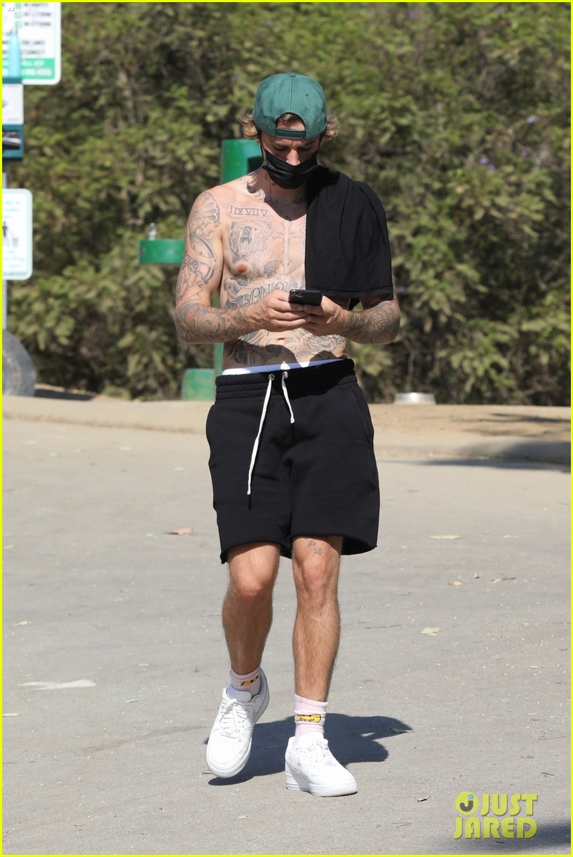 justin bieber shirtless for hike 35