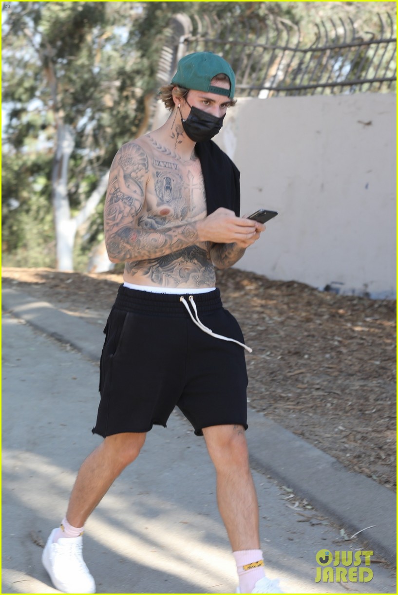 justin bieber shirtless for hike 38