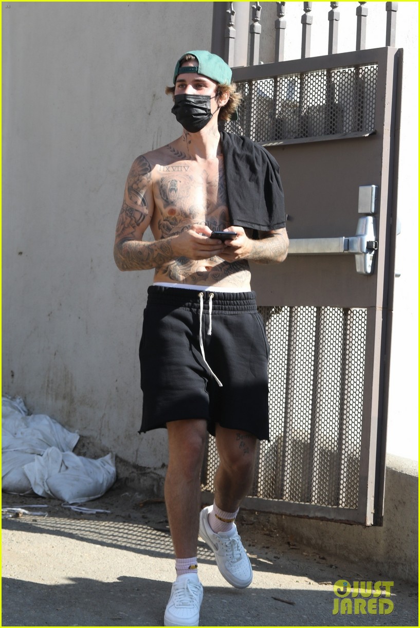 justin bieber shirtless for hike 39