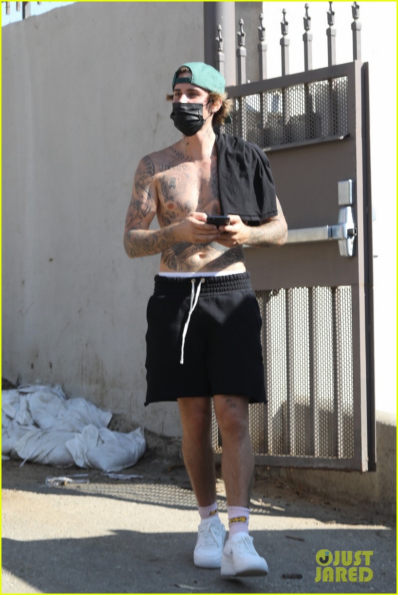 justin bieber shirtless for hike 40