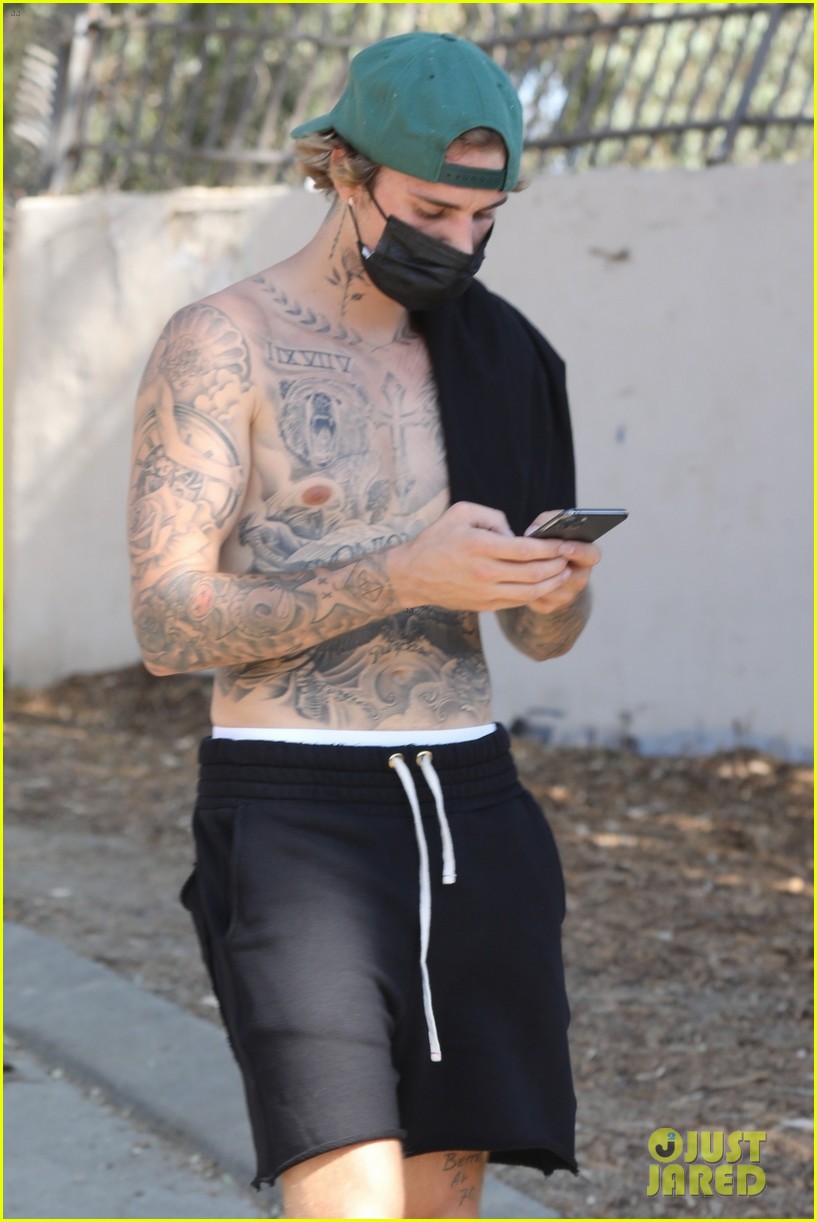 justin bieber shirtless for hike 41