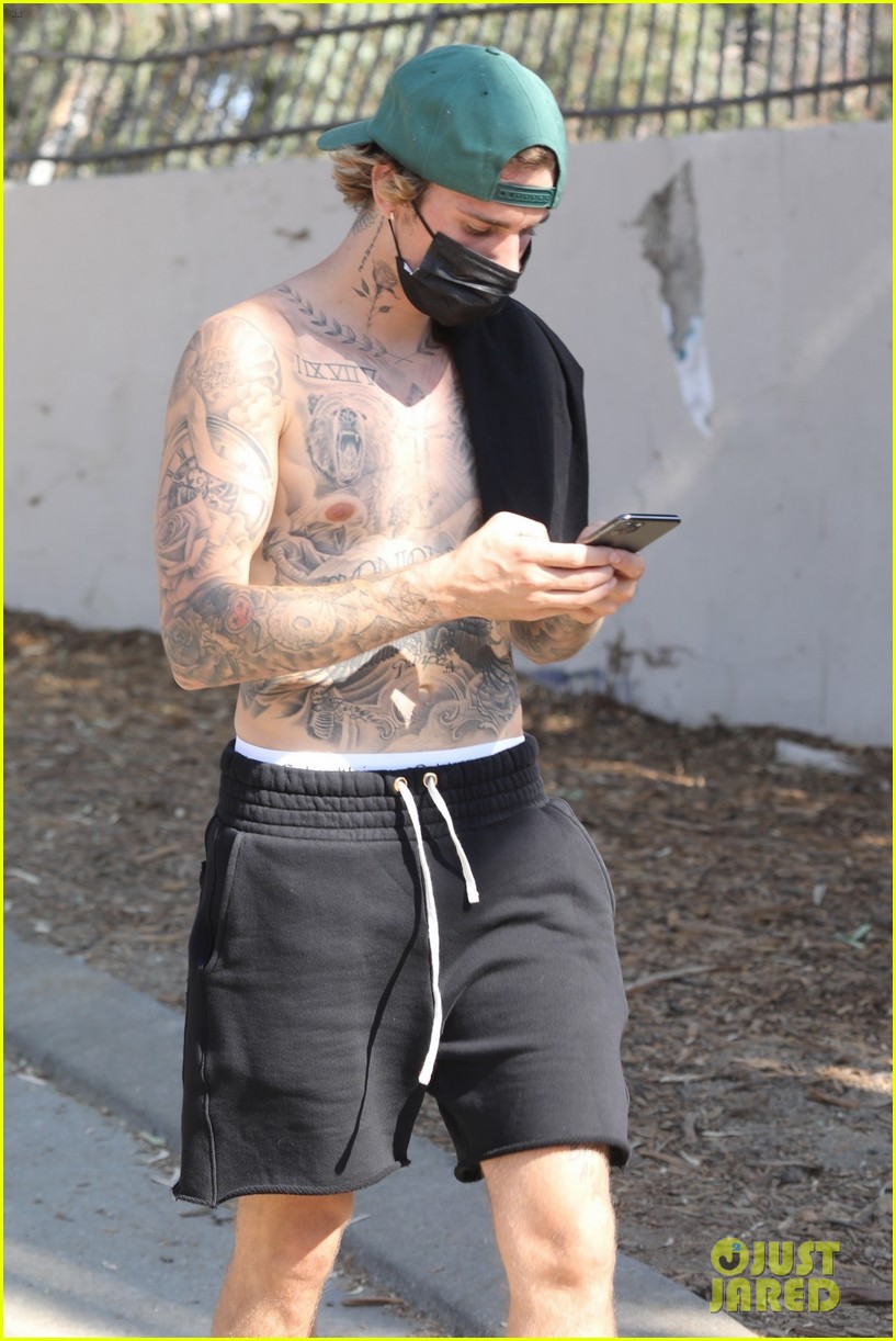 justin bieber shirtless for hike 44