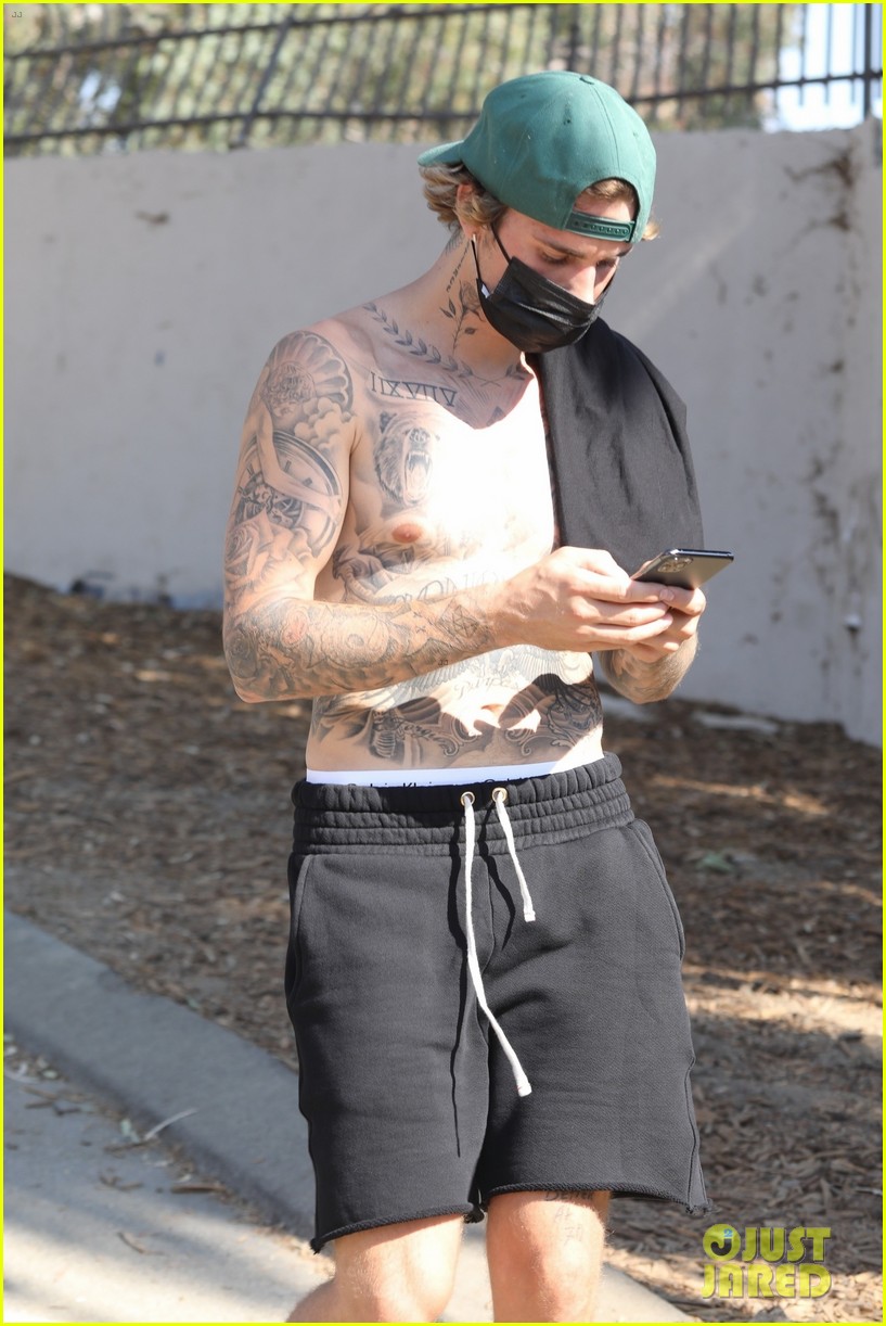 justin bieber shirtless for hike 45