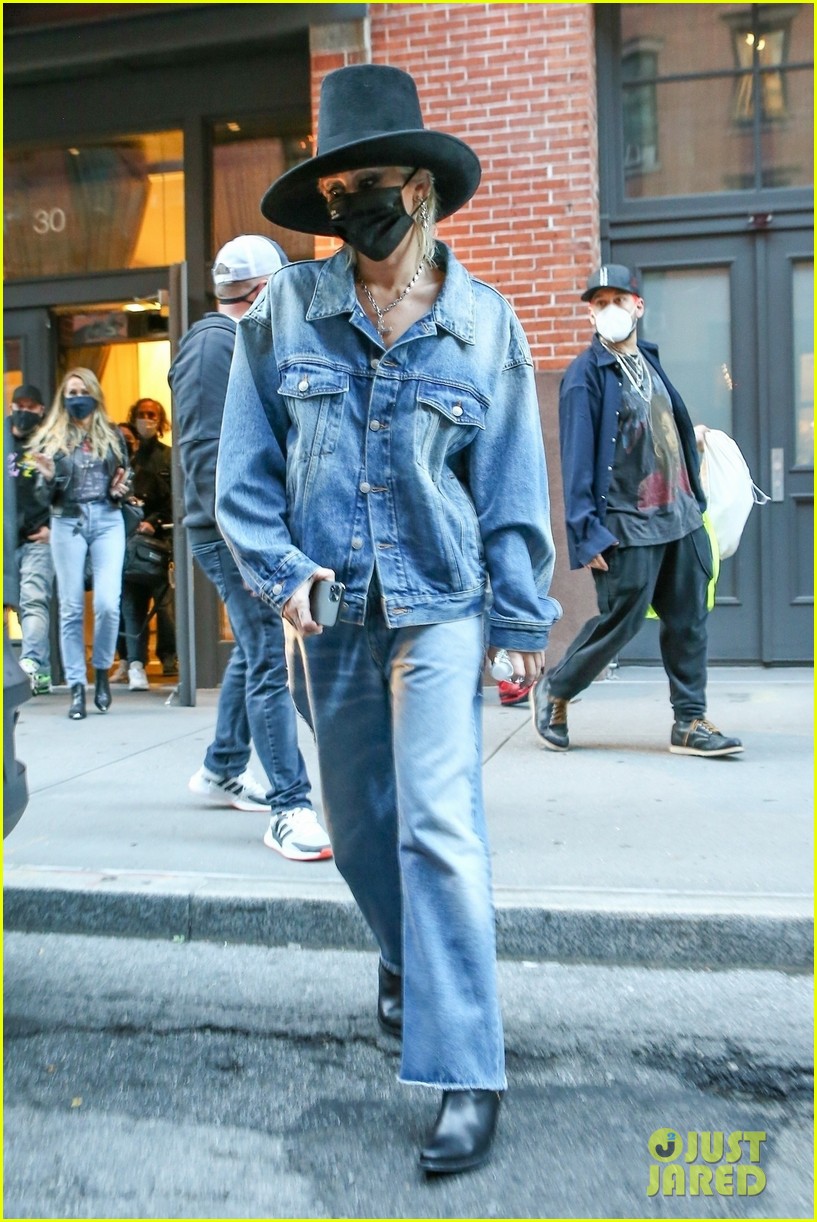 miley cyrus tophat red coat leaving hotel mom nyc 13