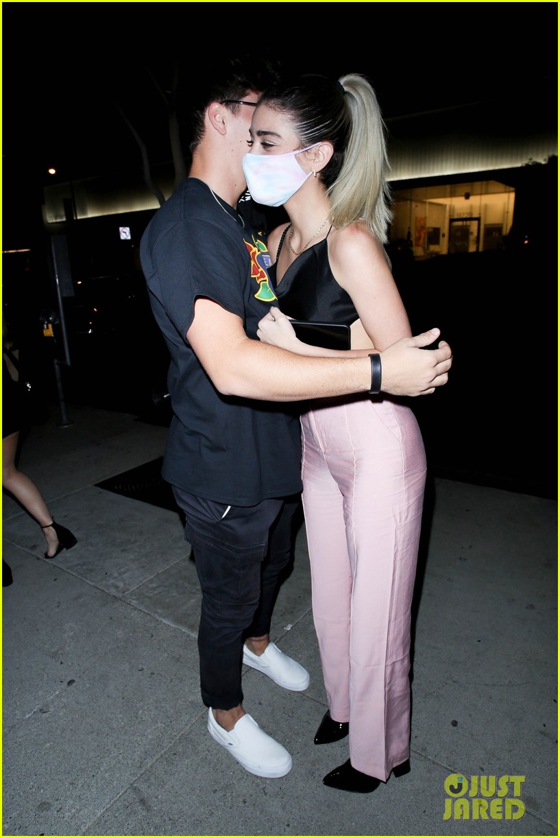 dixie damelio noah beck share sweet hug after dinner in la 05