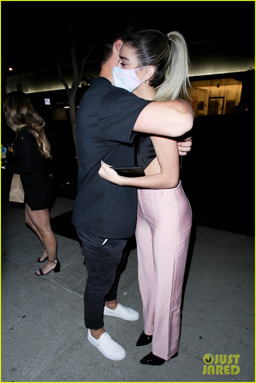 dixie damelio noah beck share sweet hug after dinner in la 14