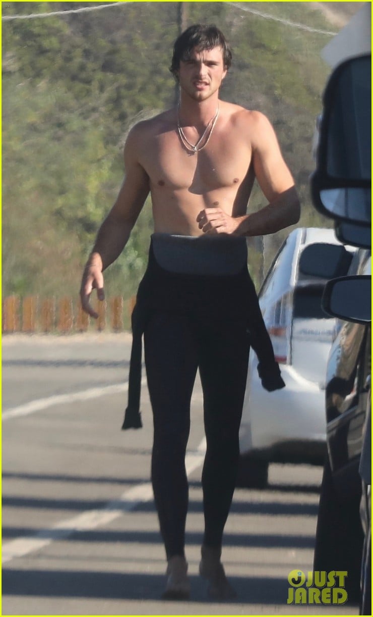 Jacob Elordi Is Showing Off His Abs While At The Beach In Malibu