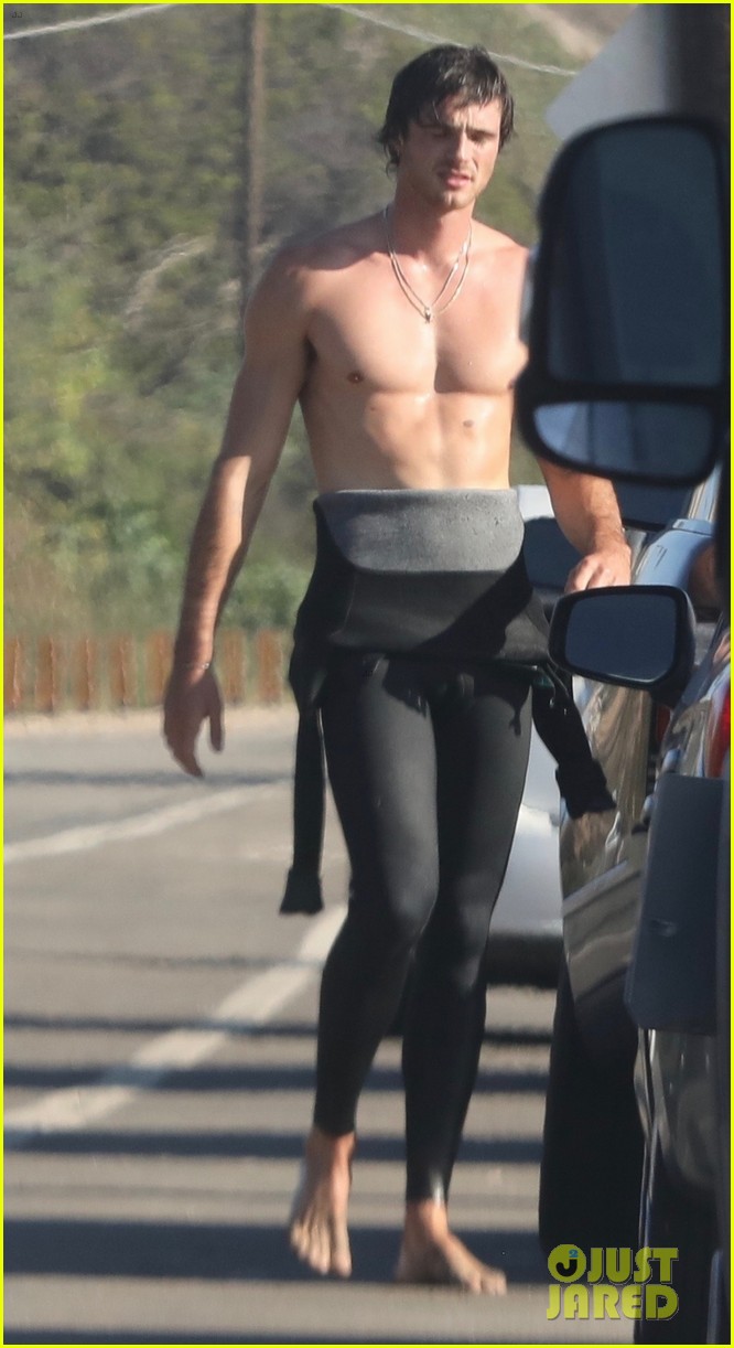 Jacob Elordi is Showing Off His Abs While at the Beach in Malibu ...