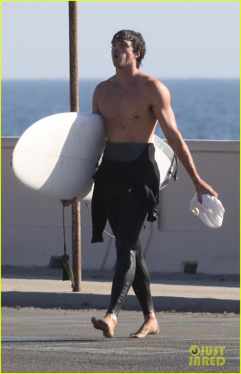 Jacob Elordi Is Showing Off His Abs While At The Beach In Malibu