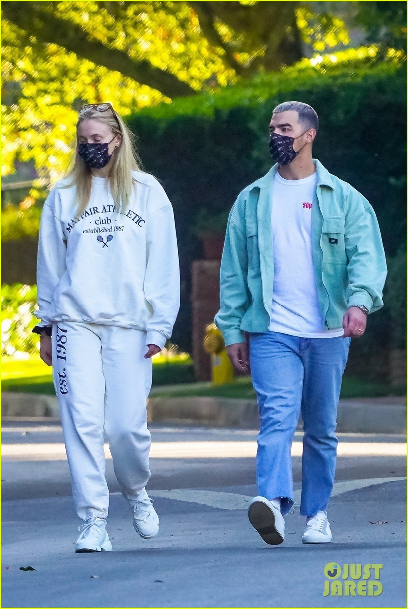 joe jonas sophie turner walk neighborhood 07