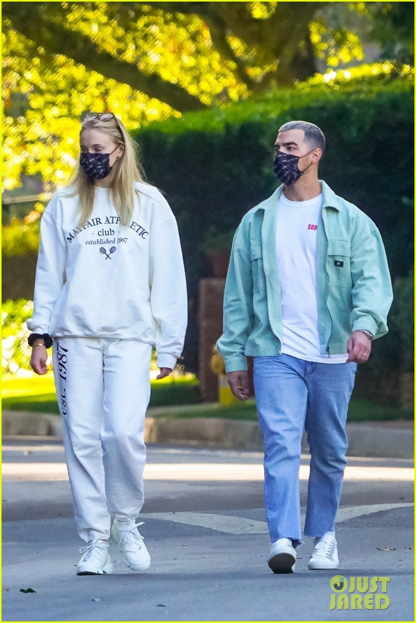 joe jonas sophie turner walk neighborhood 08