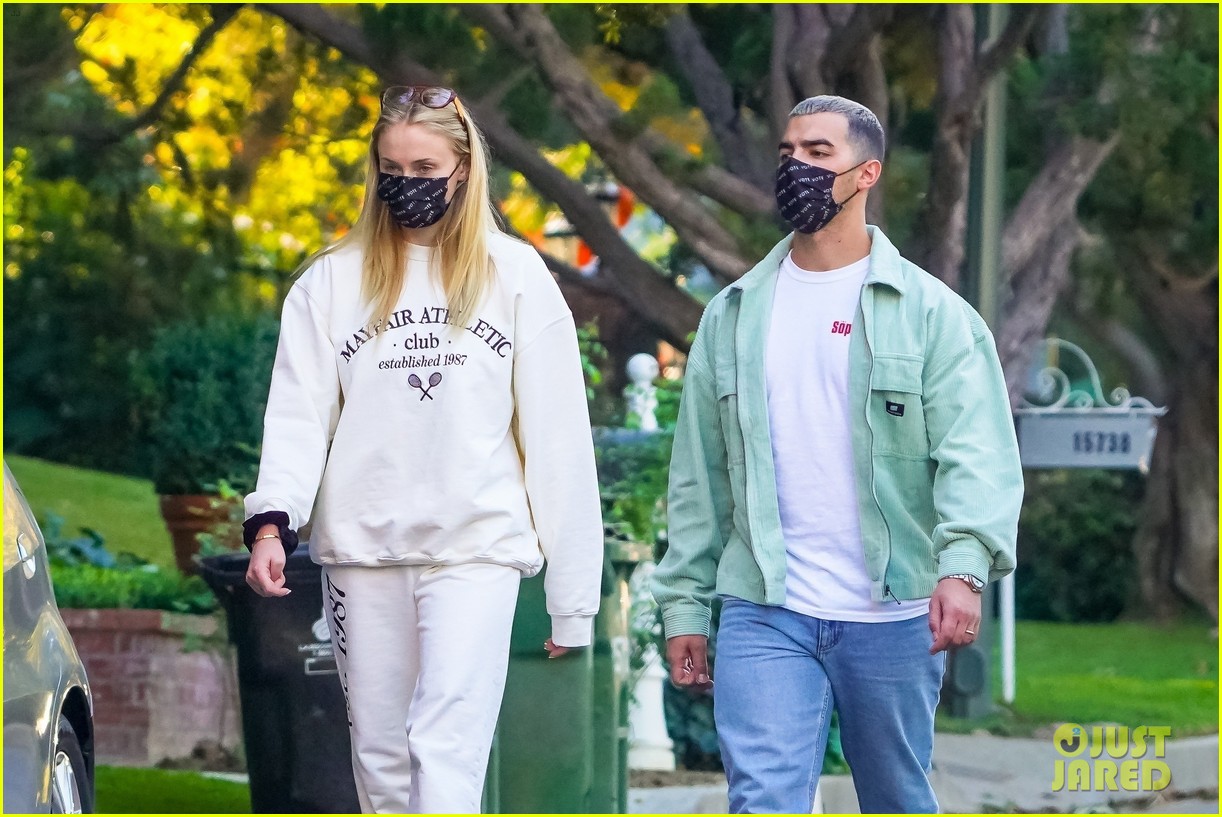 joe jonas sophie turner walk neighborhood 15