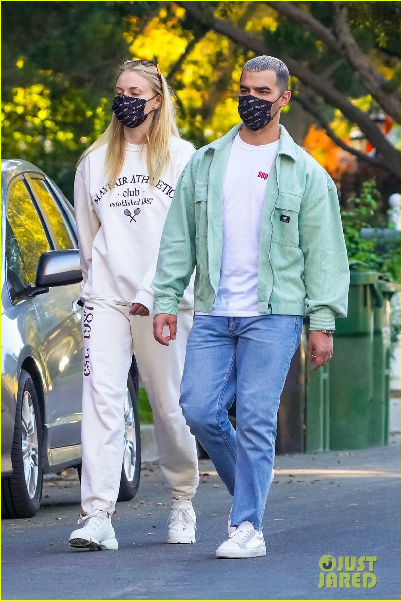 Sophie Turner & Joe Jonas Wear Matching Face Masks For Neighborhood