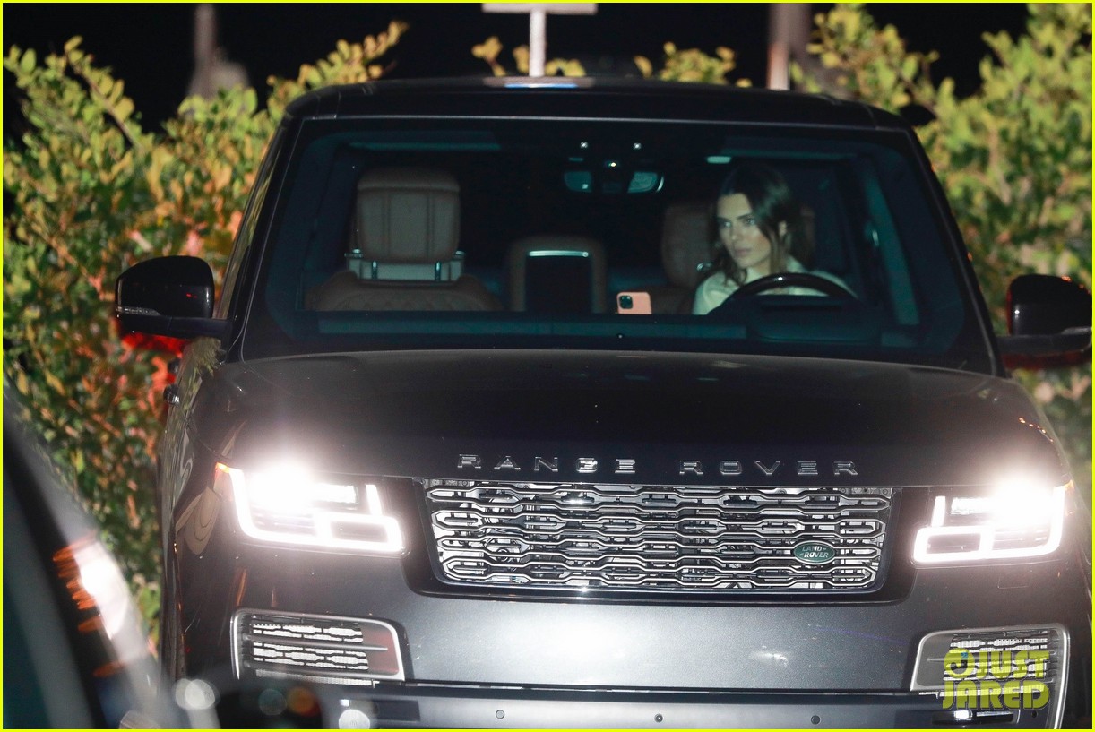 kendall jenner at dinner with caitlyn 02