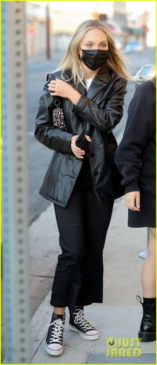 maddie ziegler and maisy stella go out for dinner with friends 01