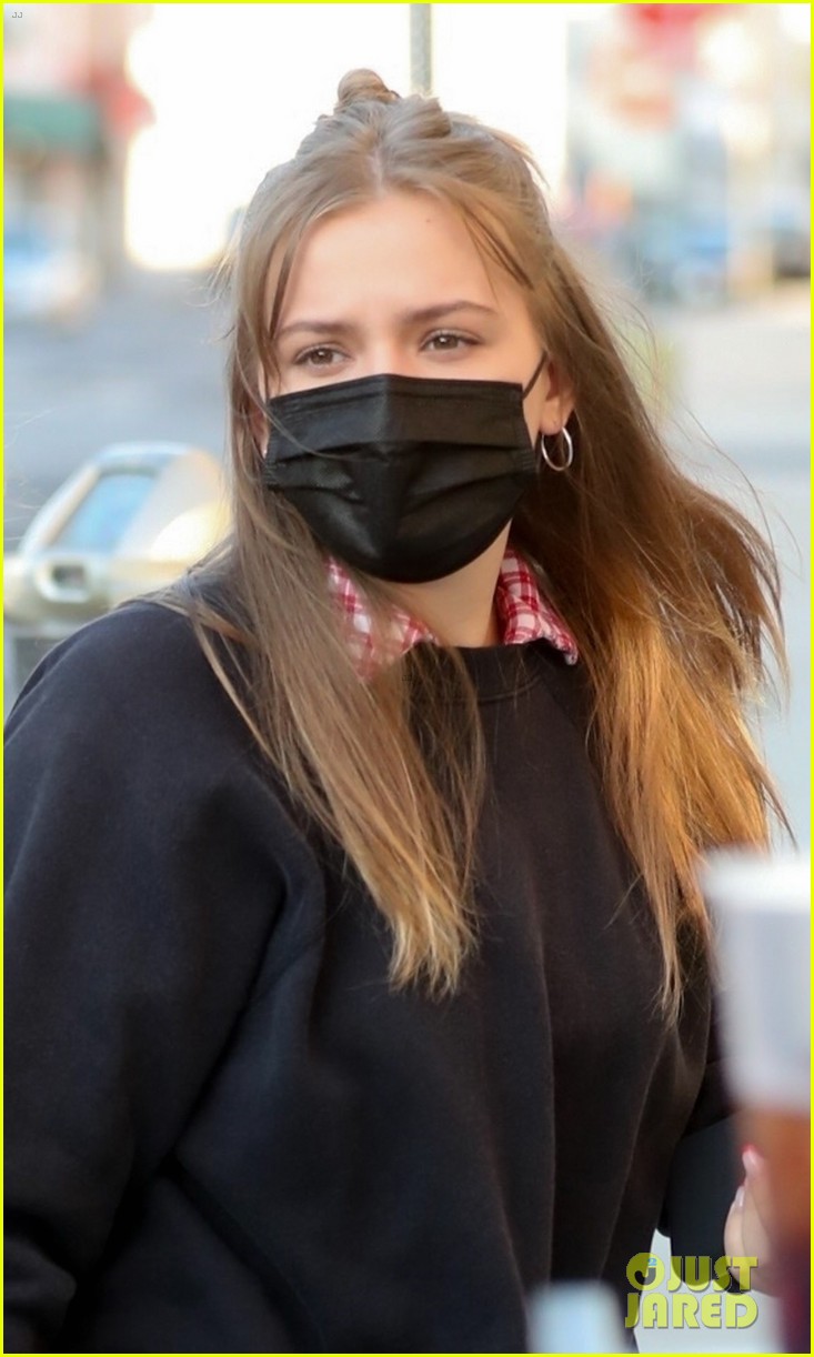 maddie ziegler and maisy stella go out for dinner with friends 04