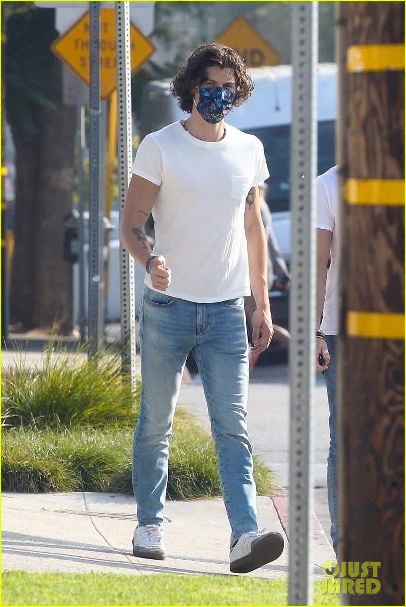 Shawn Mendes Matches with His Tour Manager in L.A. Photo 1300664