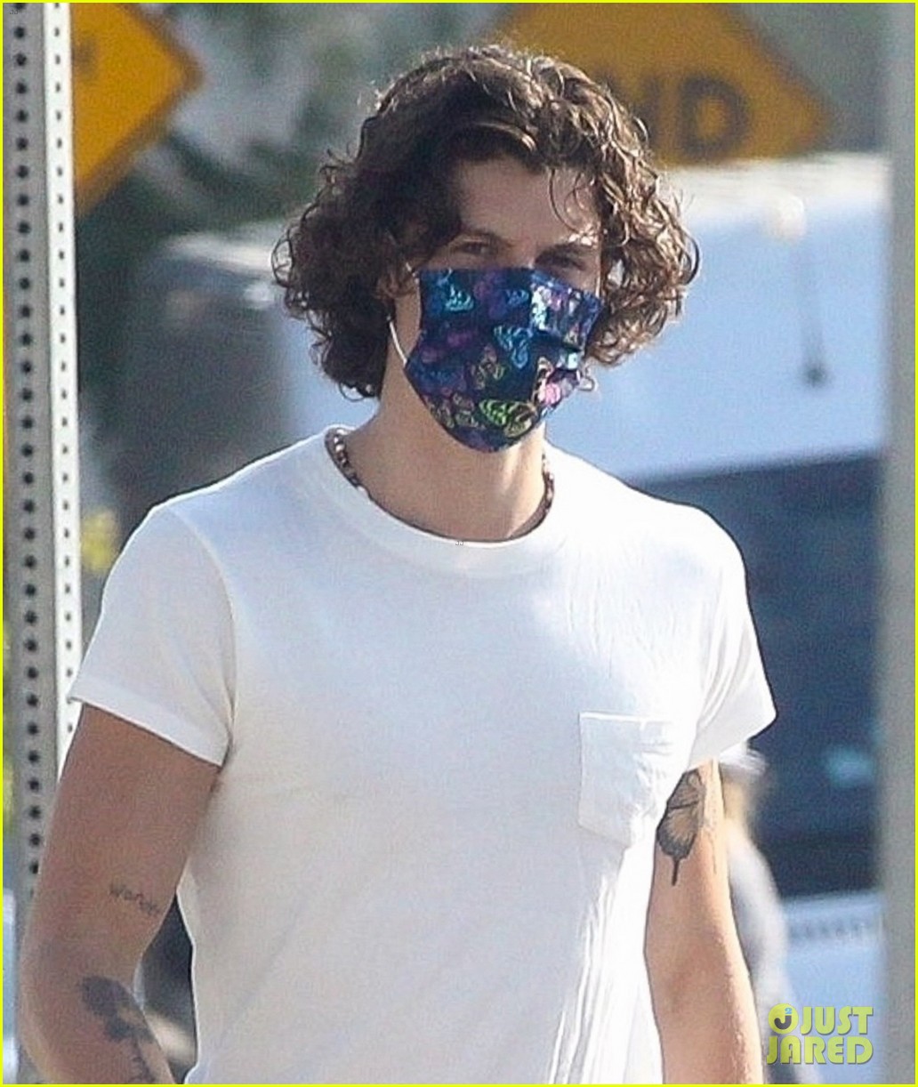 Shawn Mendes Matches with His Tour Manager in L.A. Photo 1300667