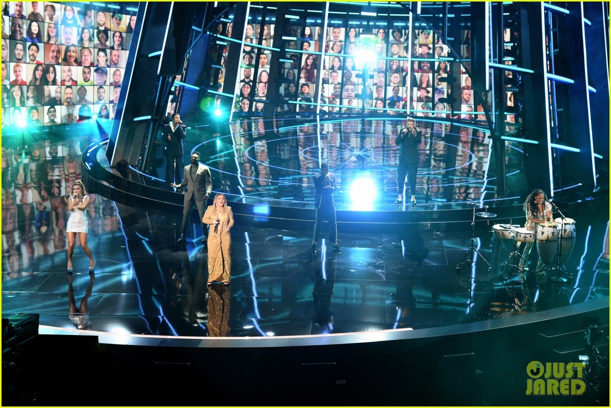 pentatonix join kelly clarkson for billboard music awards opening performance 07