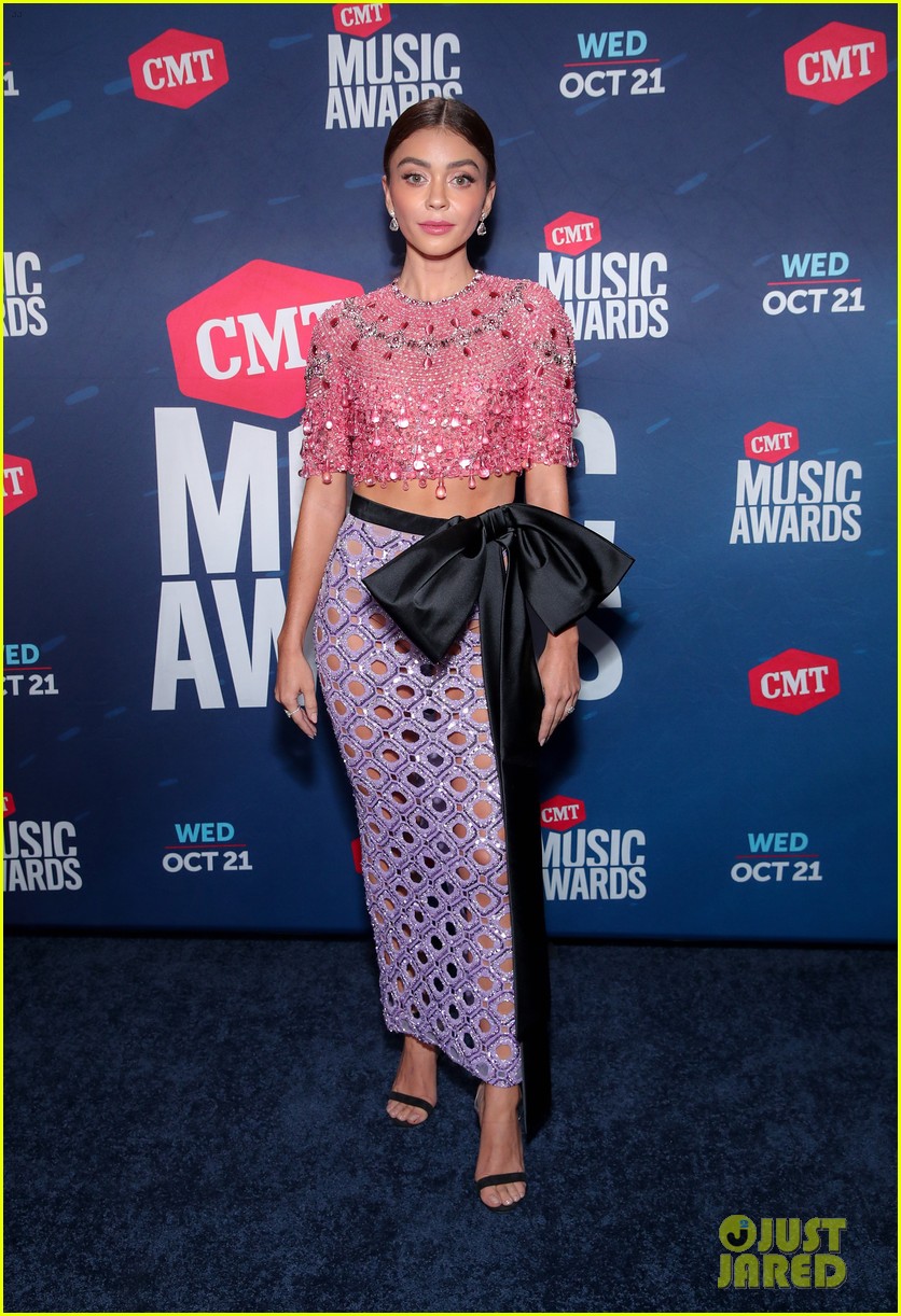 sarah hyland says to vote on cmt awards 2020 red carpet 02