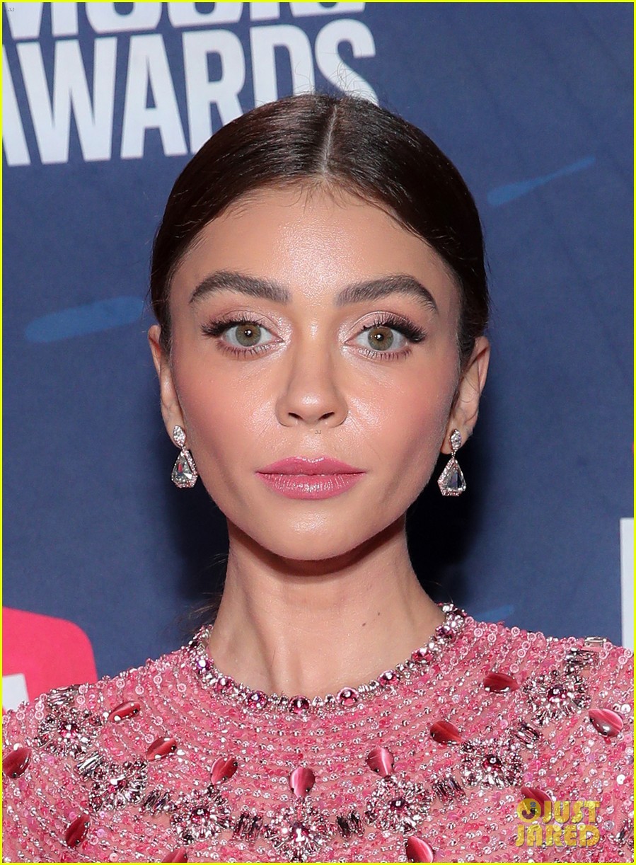 sarah hyland says to vote on cmt awards 2020 red carpet 03