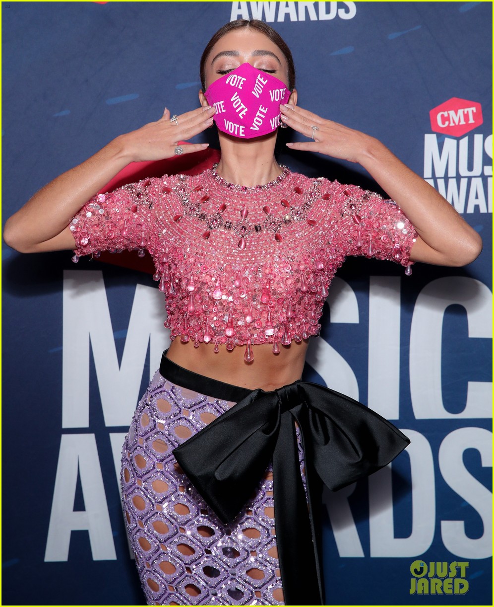 sarah hyland says to vote on cmt awards 2020 red carpet 06