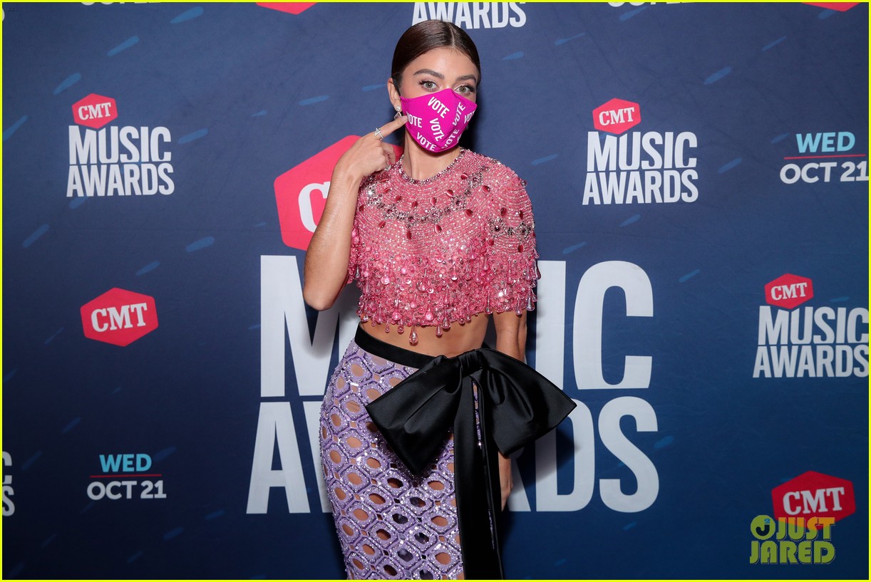 sarah hyland says to vote on cmt awards 2020 red carpet 07