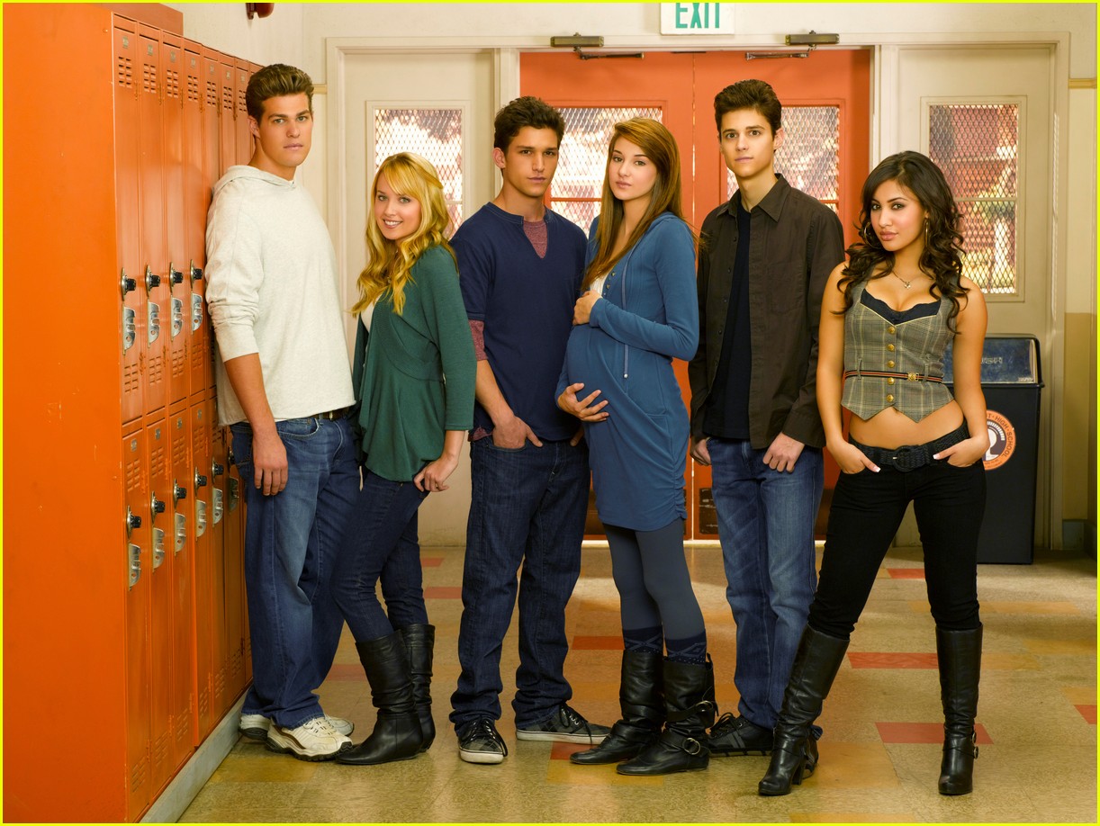 Full Sized Photo of the cast of the secret life of the american